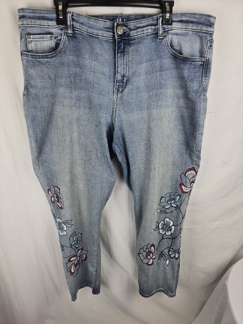 Style & Co. Boyfriend Light Blue Ankle Jeans w/Floral Embroidery Style Sz 18